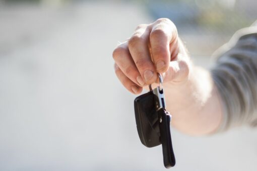 Assurance location de voiture : garanties, franchise et rachat en 2026