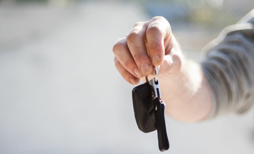 Assurance location de voiture : garanties, franchise et rachat en 2026